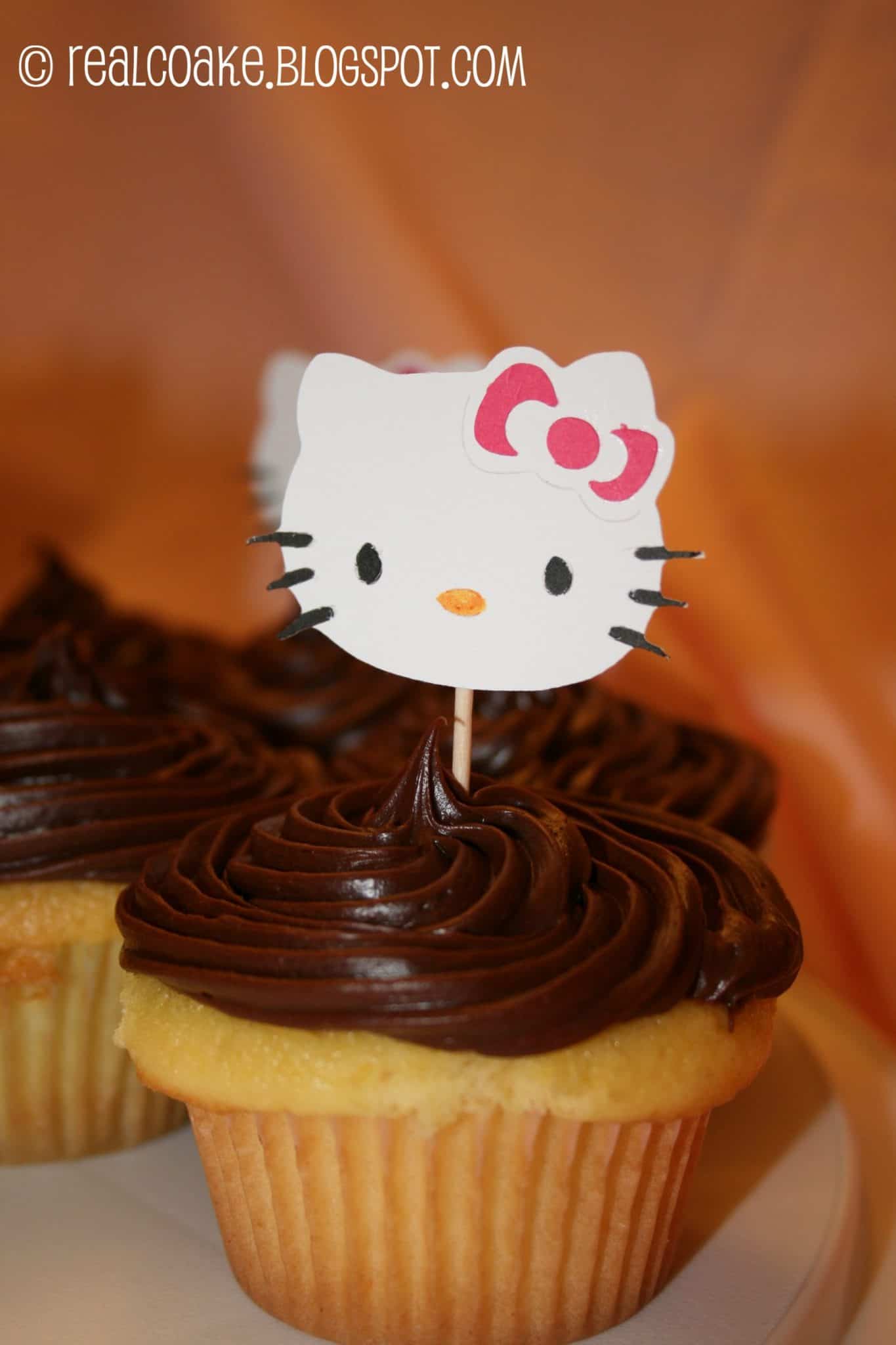 Cute ideas for a Hello Kitty Birthday Party. Ideas for a slumber party, invitations, and cake. #Birthday #HelloKitty #Party