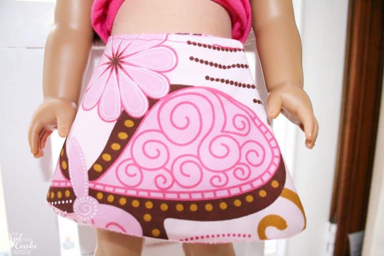 Such cute sewing. American Girl Doll Clothes pattern to make DIY reversible skirts for the dolls. Love how easy these are!