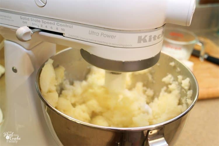 Love simple, delicious and whole food recipes. This Mashed Potato recipe is so easy and so delicious! Perfect for Thanksgiving, Christmas or any day.