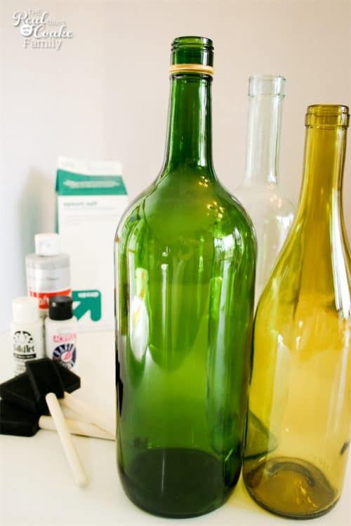 I love wine bottle crafts! This is a tutorial to make this beautiful and inexpensive diy wine bottle centerpiece. Perfect winter home decor!!