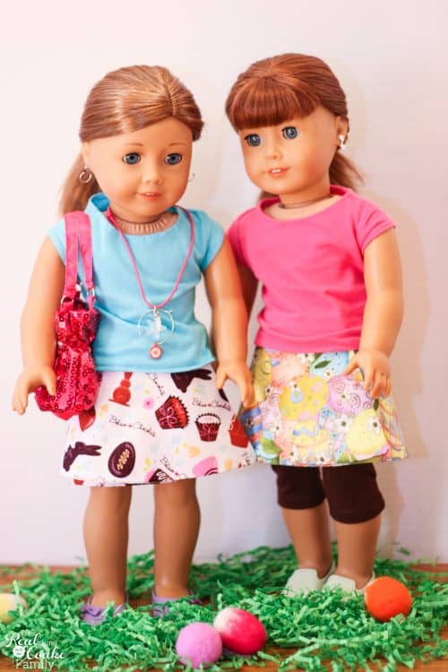 Free doll clothes pattern for an American Girl Doll Easter reversible skirt. Super easy sewing and a cute skirt. Fun!