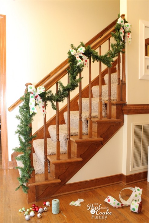 Christmas Decorating ideas to make a simple and inexpensive Christmas garland from #RealCoake #Garland #Christmas #Decorating