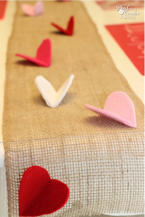 Cute and simple to make felt and burlap table runner for Valentine's Day. #TableRunner #Sewing #Burlap
