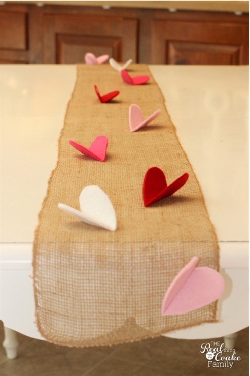 Cute and simple to make felt and burlap table runner for Valentine's Day. #TableRunner #Sewing #Burlap