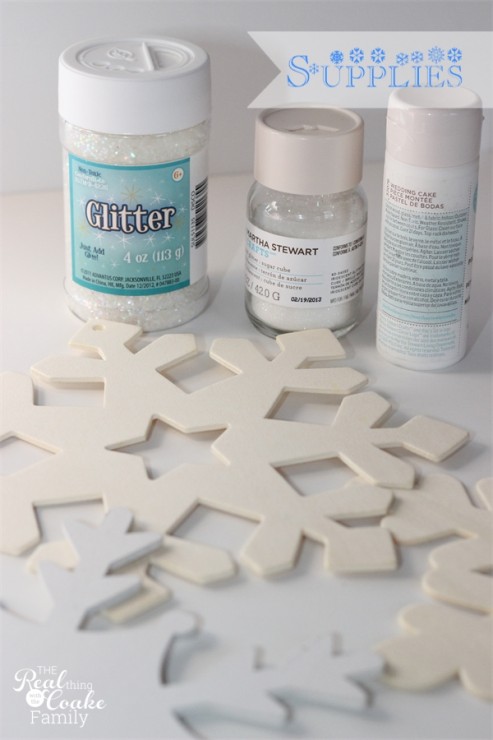 10 minute craft ideas - tutorial to make quick and pretty glitter snowflakes. Perfect for winter or Christmas decorating. #Glitter #Crafts #Snowflakes