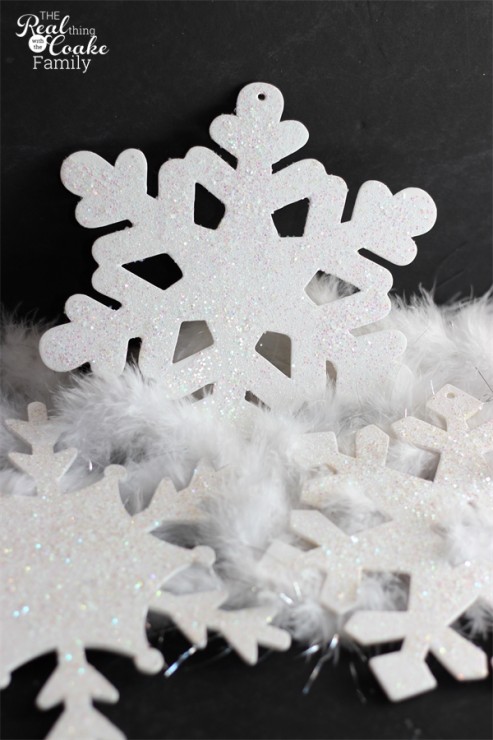 10 minute craft ideas - tutorial to make quick and pretty glitter snowflakes. Perfect for winter or Christmas decorating. #Glitter #Crafts #Snowflakes