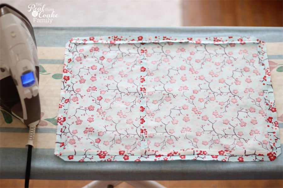 Tutorial on how to make decorative pillows. This is a pattern for a simple envelope pillow cover. #Sewing #Pattern #Pillows #RealCoake