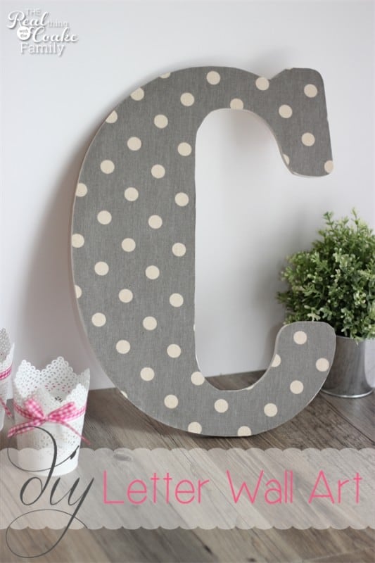 My outdated and bare walls need an update on a dime. This cute monogram DIY wall art is perfect for my budget and time! So cute! #DIY #WallArt #Crafts #RealCoake