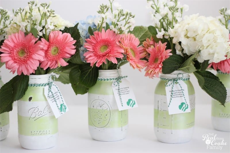 Love crafts that are great Gift Ideas! Make these gorgeous diy Mason jar vases. Add fresh flowers and a Thank You tag....awesome gift! 