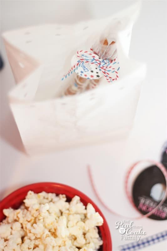  Cute, quick and Easy! This is such a great idea to take for the kids to eat on 4th of July while watching fireworks! #4thofJuly #Snack #Family #RealCoake