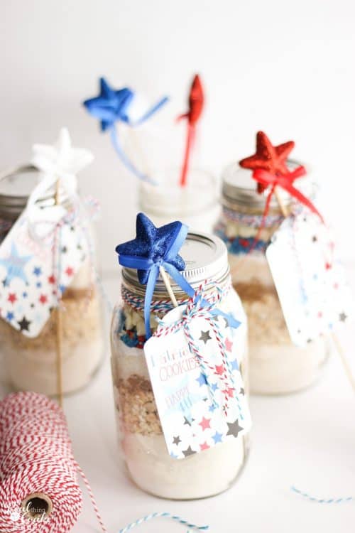 Must do! Make this delicious and cute 4th of July oatmeal cookie recipe in a mason jar! So cute and yummy! Perfect gift idea or dessert recipe. 