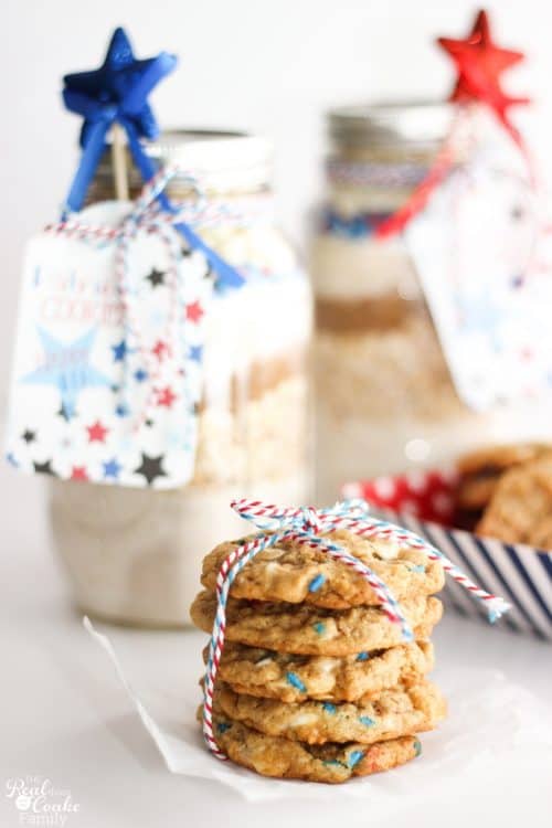 Must do! Make this delicious and cute 4th of July oatmeal cookie recipe in a mason jar! So cute and yummy! Perfect gift idea or dessert recipe. 