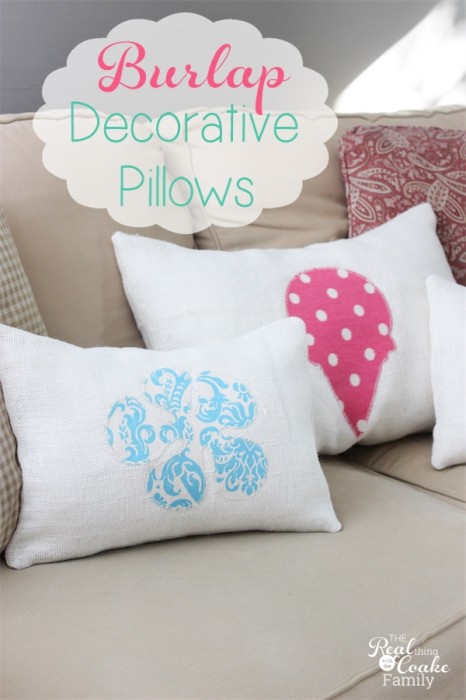 Quick and simple! Make these adorable burlap decorative pillows to add some fun to any season or occasion. #Decorative #Burlap #Pillows #Sewing #RealCoake