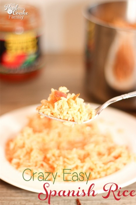 This looks like the easiest Spanish rice recipe ever! Sounds totally delicious, too. #Spanish #Rice #Recipe #RealCoake
