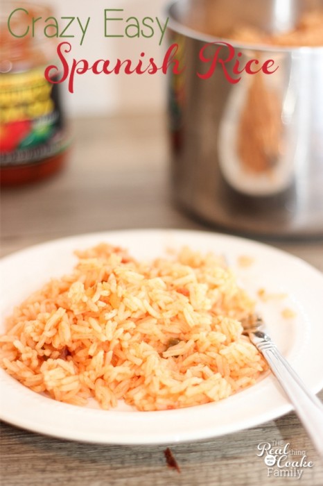 This looks like the easiest Spanish rice recipe ever! Sounds totally delicious, too. #Spanish #Rice #Recipe #RealCoake