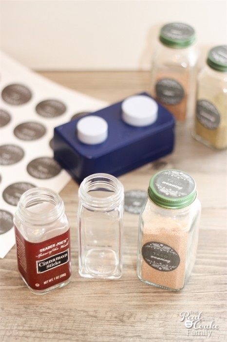 Pretty and easy way to label homemade spices and mixes for ease of finding them in your pantry. #Spices #Labels #Organizing #RealCoake
