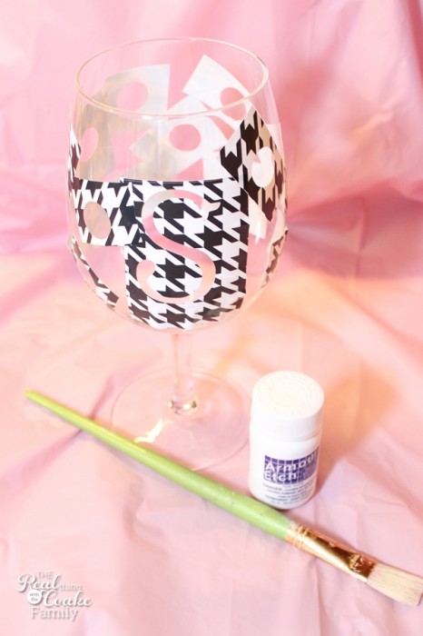 Personalized gifts - Tutorial to make gorgeous diy wine glasses. These are such fun and great gift ideas 
