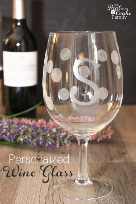 Personalized gifts - Tutorial to make gorgeous diy wine glasses. These are such fun and great gift ideas 