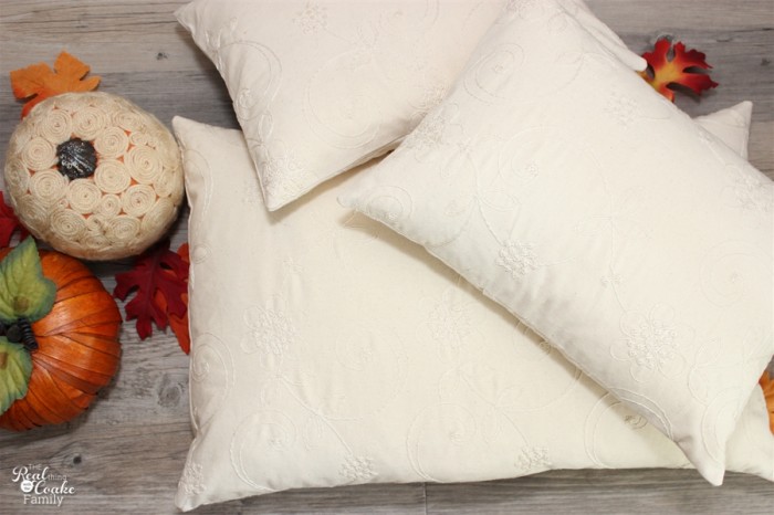 Easy to make and pretty fall decorative pillows. #homedecor #diy #fall #falldecor #livingroom #realcoake
