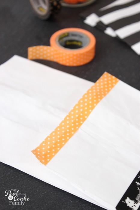 Super cute and easy Halloween party idea to make these adorable kits with napkins and utensils. Must make these!