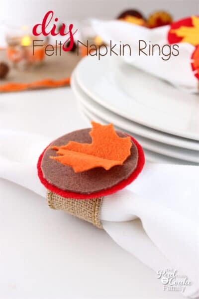Love simple and easy Thanksgiving crafts like this one! Just a little felt and wired burlap and presto...diy felt napkin rings perfect for the Thanksgiving table.