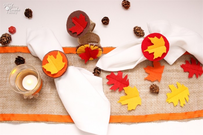 Love simple and easy Thanksgiving crafts like this one! Just a little felt and wired burlap and presto...diy felt napkin rings perfect for the Thanksgiving table. 