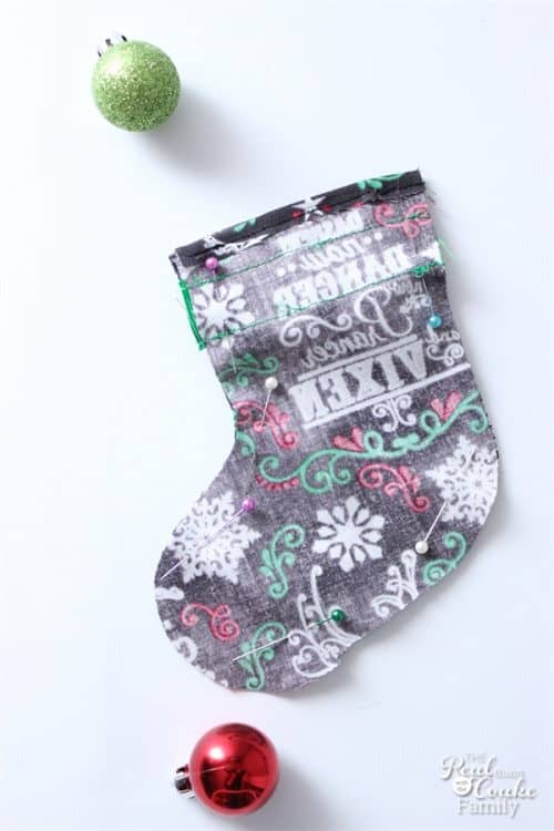 Love Christmas Ideas that are so cute! This cute utensil stocking will look great on our table and is a simple sewing project.
