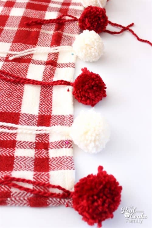 Love this adorable DIY Pom Pom Throw for my home decor! Just take a store bought throw and add some pizzazz with this little DIY project. 