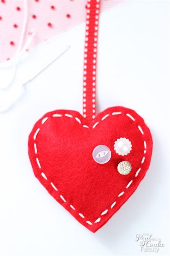 DIY Felt and Buttons Valentine's Day Garland