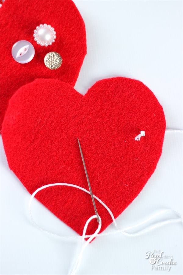 DIY Felt and Buttons Valentine's Day Garland