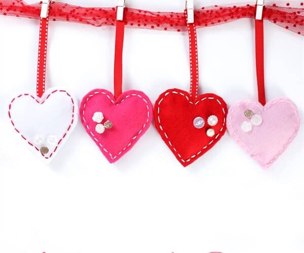 DIY Felt and Buttons Valentine’s Day Garland