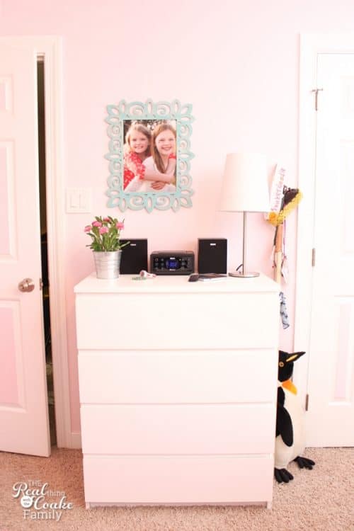 These are some great real Room Ideas for a teenage girl. I love all the diy and ways they added personality and fun into the space while making it a pretty teen girls bedroom.