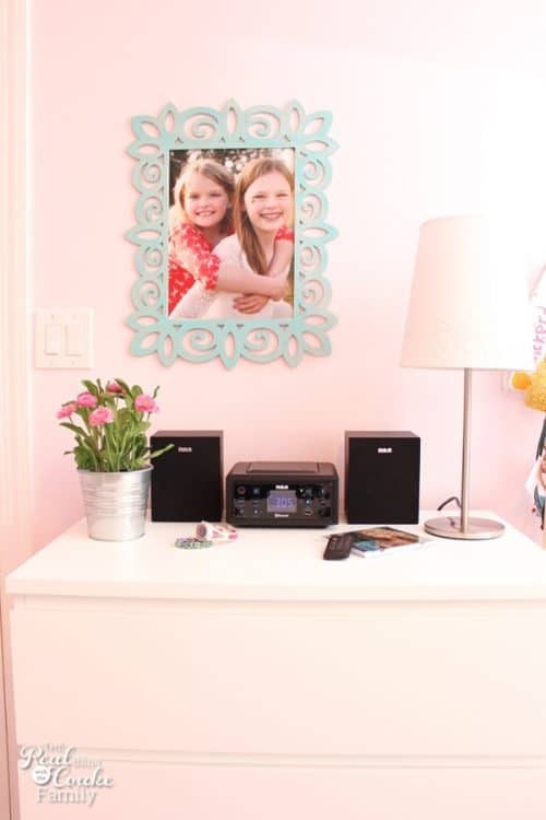 These are some great real Room Ideas for a teenage girl. I love all the diy and ways they added personality and fun into the space while making it a pretty teen girls bedroom.