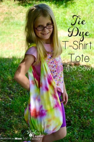 Great summer activities for kids (and grown ups). Upcyle a t-shirt into this diy no sew tie dye tote bag. Fun craft!