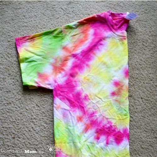 Great summer activities for kids (and grown ups). Upcyle a t-shirt into this diy no sew tie dye tote bag. Fun craft!