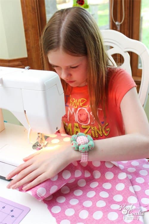 I love simple and cute sewing projects like this. Easy enough to do as a summer activity with the kids, make reversible sheets for our American Girl Doll beds. 