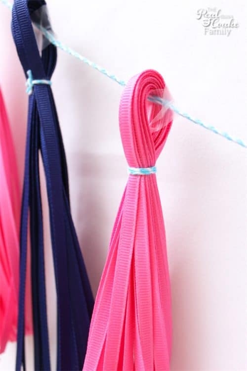 OMG! I need to make this adorable tassel photography backdrop. It is super simple to make and will be perfect for our Back to School pictures. 