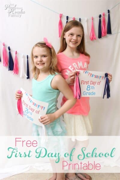 These free first day of school printables are so cute. Perfect for our Back to School pictures.