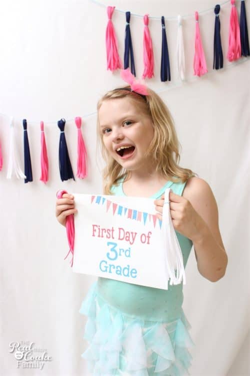 These free first day of school printables are so cute. Perfect for our Back to School pictures. 