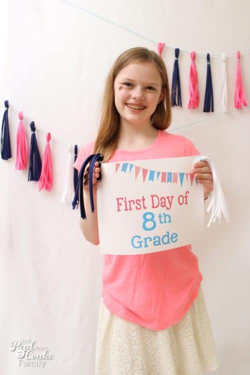 These free first day of school printables are so cute. Perfect for our Back to School pictures. 