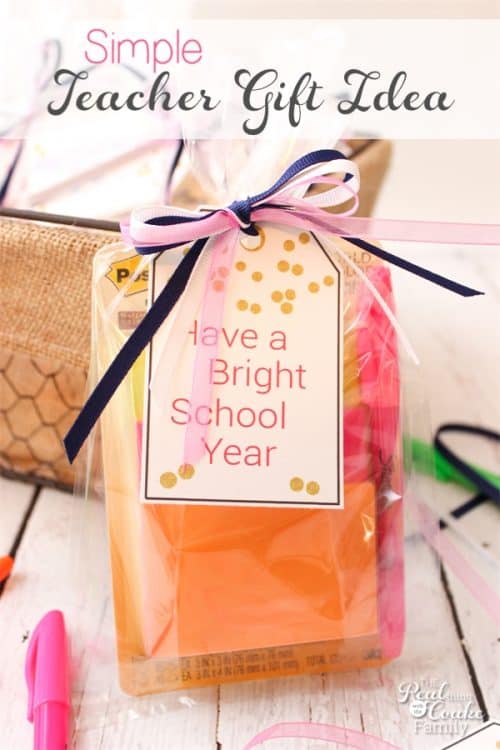 Such a simple and inexpensive Back to School teacher gift idea with a free printable. Perfect!