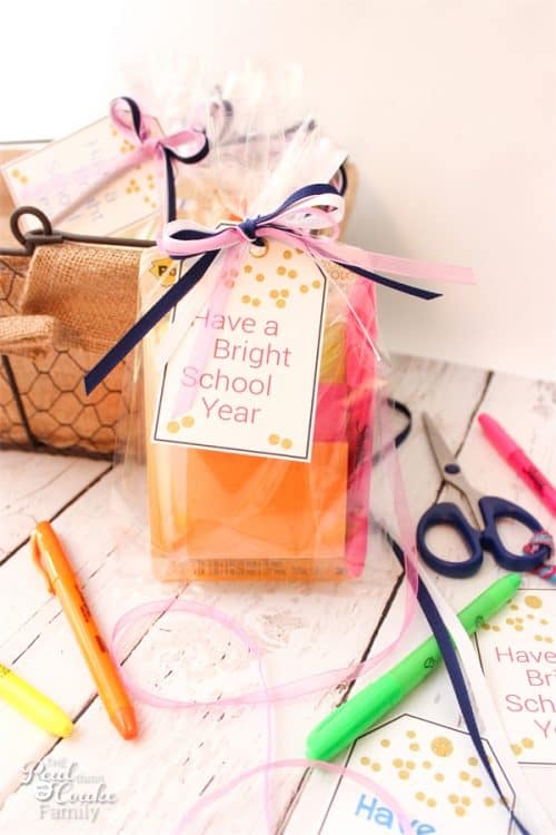 Such a simple and inexpensive Back to School teacher gift idea with a free printable. Perfect!
