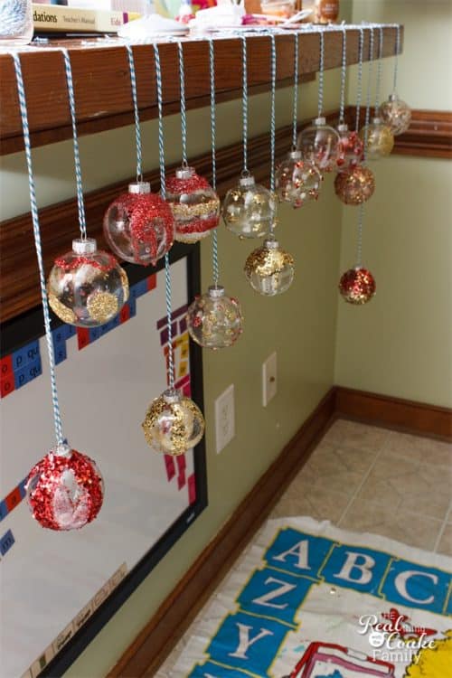 These are such pretty DIY Christmas decorations and they are Christmas Crafts for Kids and Adults. Looks so fun to make!