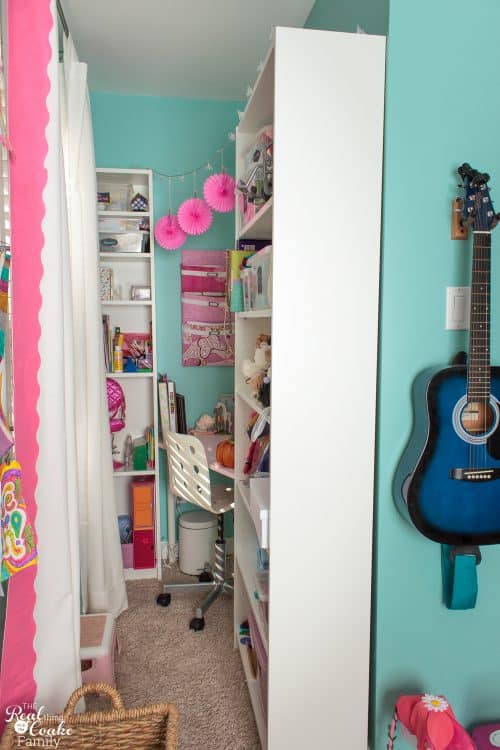 Love this cute tween girls bedroom! So many DIY projects and organization ideas for decorating. Love the teal / blue/ paint color. So pretty!