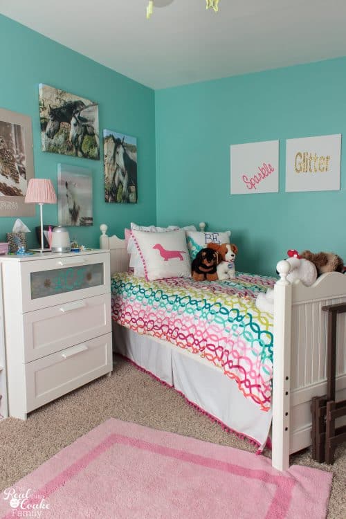 Love this cute tween girls bedroom! So many DIY projects and organization ideas for decorating. Love the teal / blue/ paint color. So pretty!