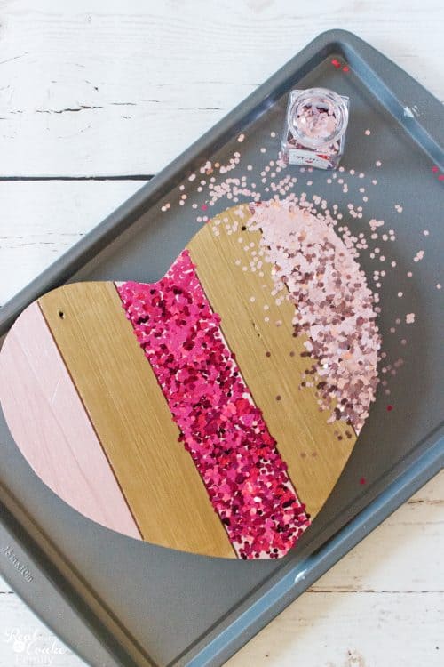 Love this adorable Valentines Day home decor. Easy crafts like this are so glittery and fun! 