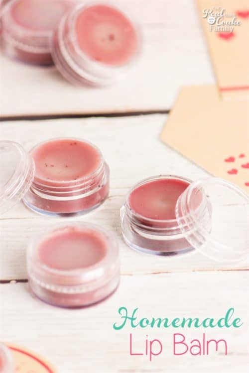 I love homemade and all natural gift ideas. This is a great recipe to make homemade lip balm. Also has free printable tags for Valentines day. Great gift idea!