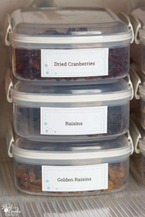 I love this Organized Pantry! Great before & after with printable labels and organizing tips to DIY my kitchen pantry