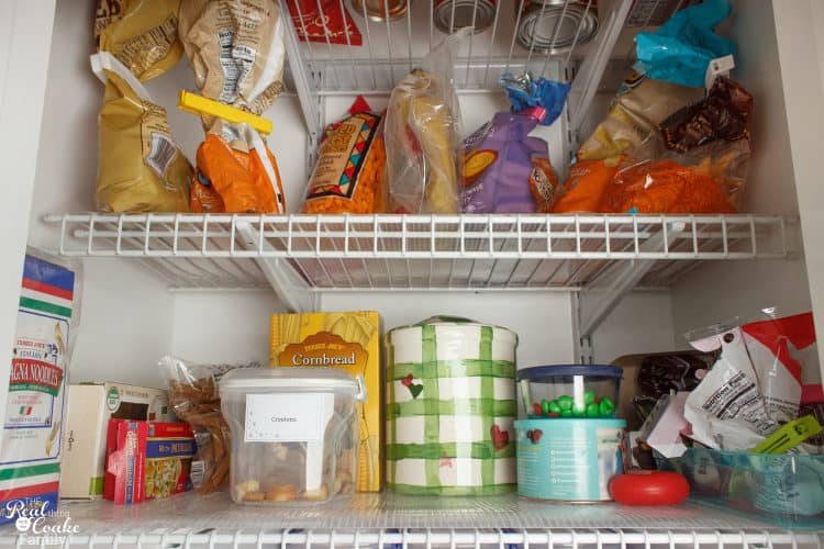 I love this Organized Pantry! Great before & after with printable labels and organizing tips to DIY my kitchen pantry