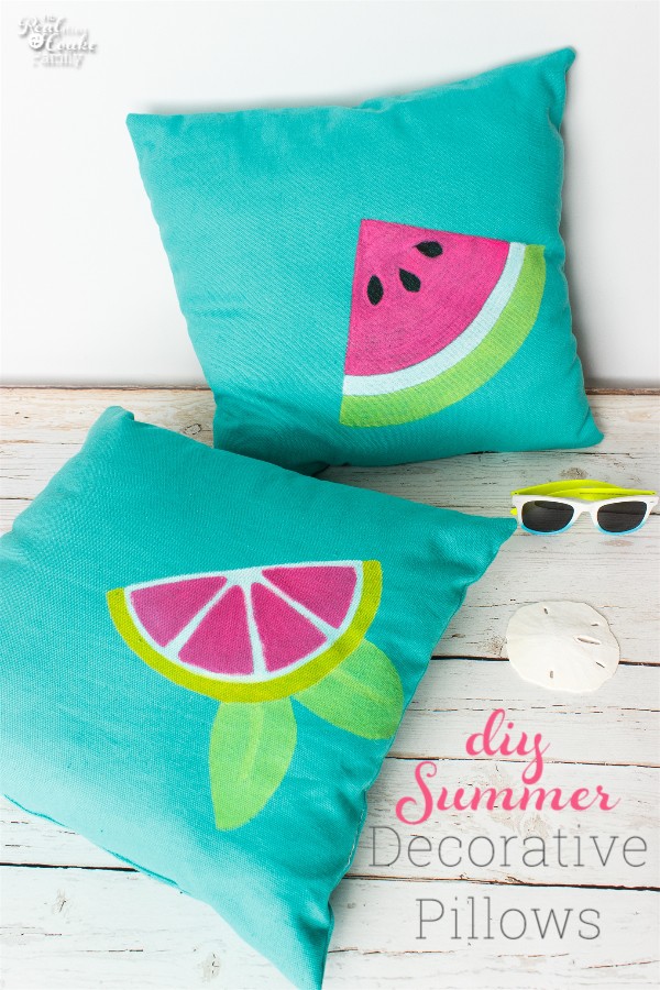 These DIY Summer decorative pillows are so cute! Love cute crafts that add fun to my home decor.